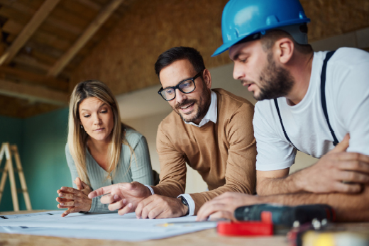 Haus Bauen Paar mit Handwerker besprechen Bauplan