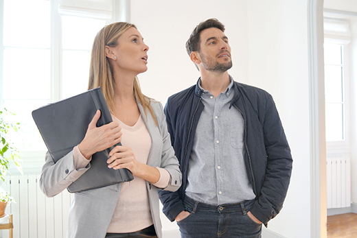 Haus Modernisieren Besichtigung einer Immobilie mit Mann und Maklerin