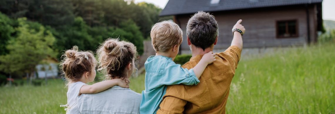 PIA Mann und Frau spielen mit dem Hund und renovieren das Haus
