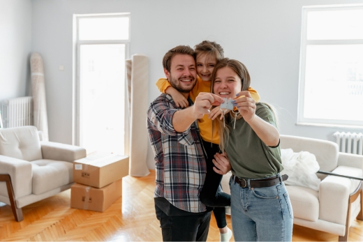 Mieten Glückliches Paar, das das erste Haus zusammen kauft